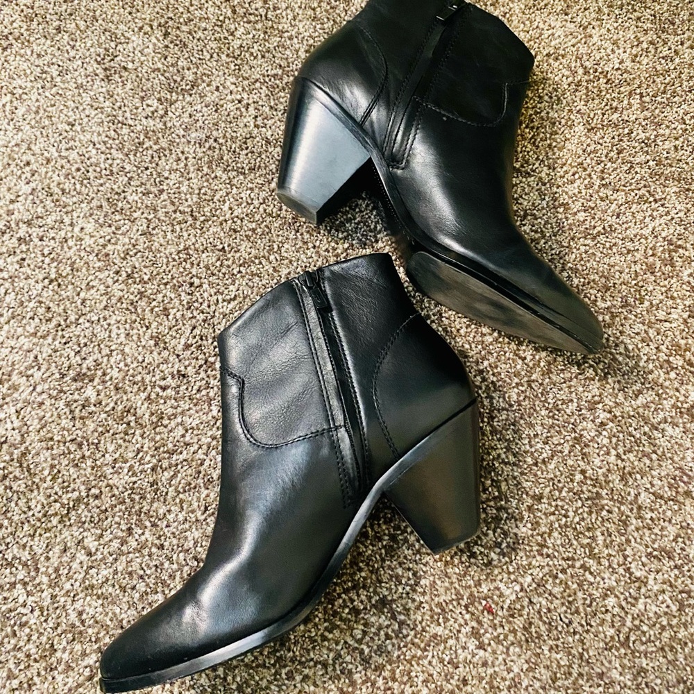 EUC The Frye Company Black Leather Reed Ankle Booties